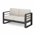 Sofa aluminiowa dwuosobowa z beżowymi poduszkami