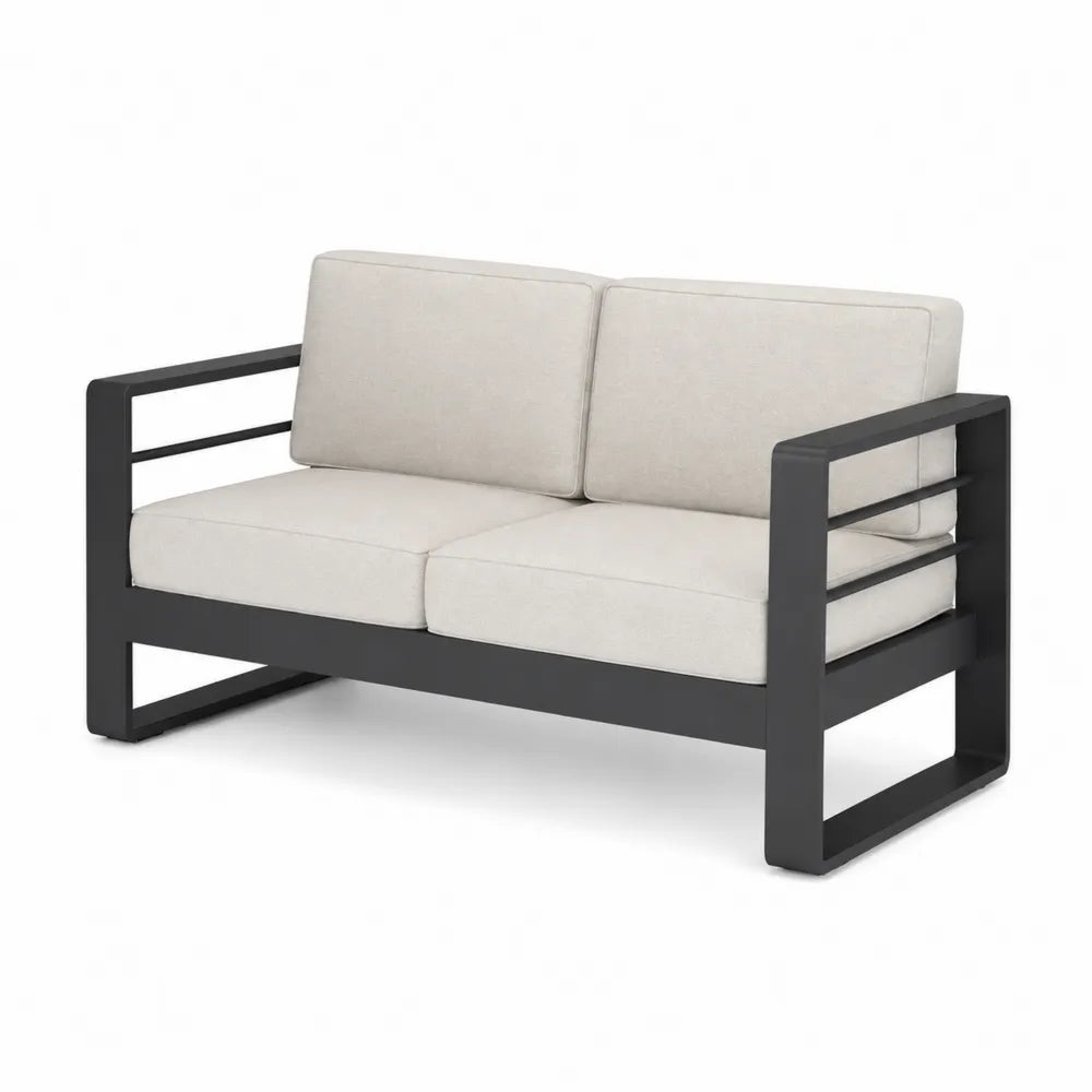 Sofa aluminiowa dwuosobowa z beżowymi poduszkami